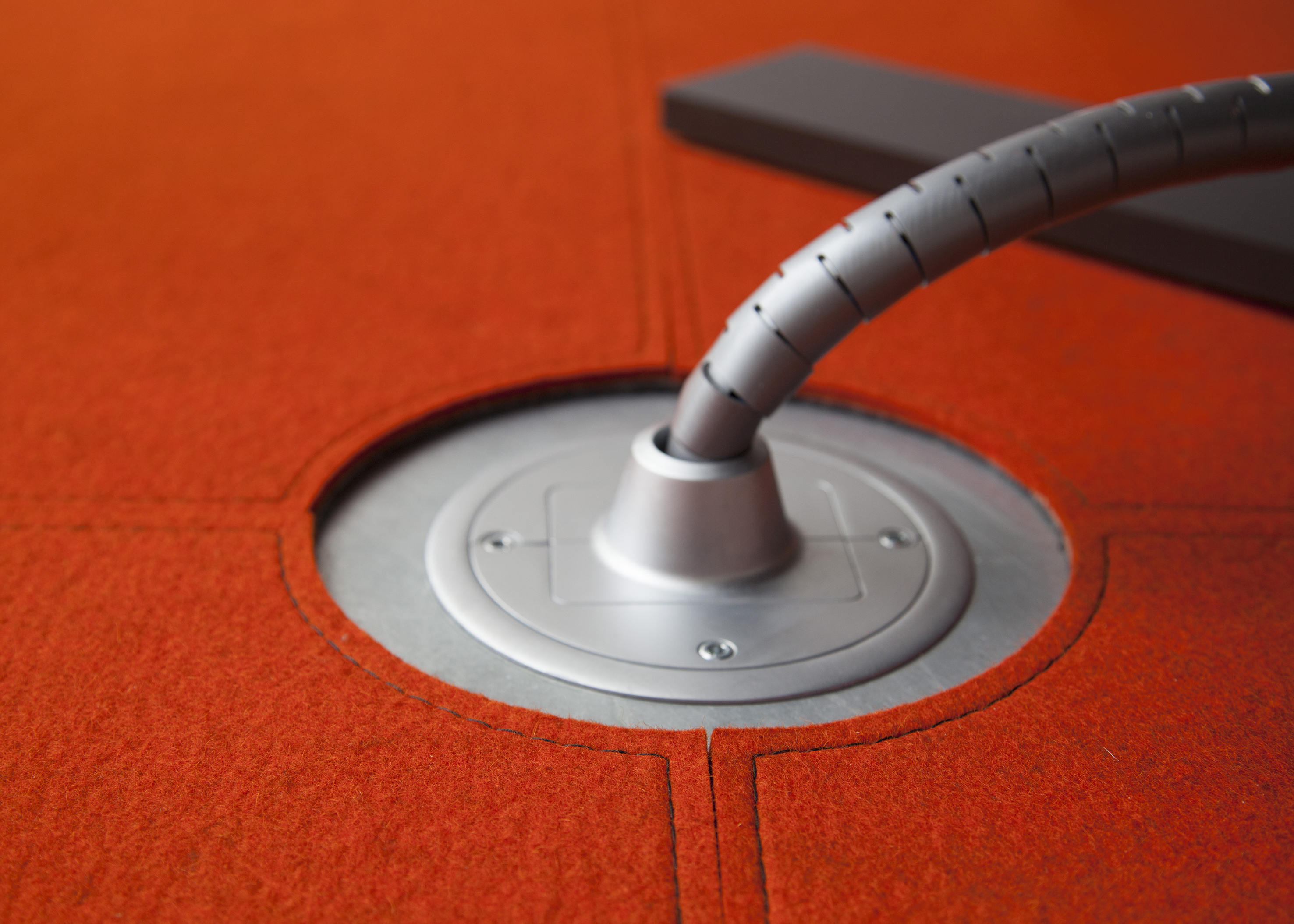 Udskæring i filt til ledning